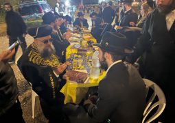 רבים בדוכן אגרות קודש בציון יהושע בן נון